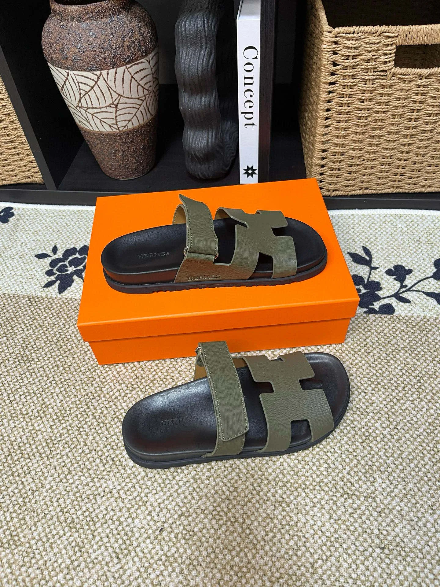 P300 Long-term stock Hermes men’s Kazimir slippers for couples - top quality woven calfskin functional sandals with intertwined uppers inspired by the “H” iconic pattern to create a casual look, perfect for summer. Imported cowhide + cowhide lining + TUP outsole Size: 35-46
